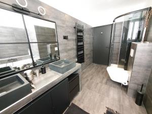 Kúpeľňa v ubytovaní EXIGEHOME-Magnifique Loft à 15 minutes de Paris + 33 fotografií
