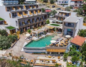 vista aerea di un hotel con piscina di Del Mare Suites a Glyfa