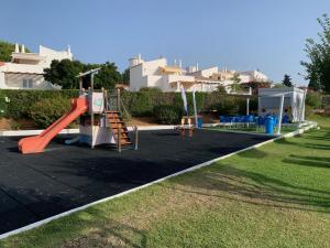 Herní místnost nebo prostor pro děti v ubytování Vivenda Jardim Mar Algarve Porches