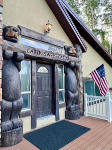 una puerta de entrada de una dulce cabaña de carlin con una bandera americana en Brian Head Cabin - 1 Mile from ALL SKI LIFTS! Cozy, Spacious & lots of fun en Brian Head