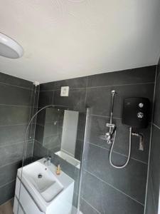 a bathroom with a shower and a toilet and a sink at Serene Property Next to Southampton General Hospital in Southampton