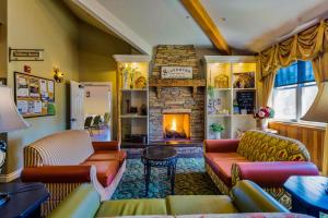 a living room with couches and a fireplace at Oregon Garden Resort in Silverton