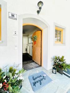 - un tapis de bienvenue devant une porte dans l'établissement Chalet Hoamat Leben, à Leogang