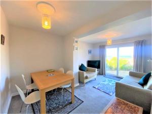 een woonkamer met een tafel en een bank bij Cliff Court Apartments in Torquay