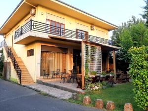 Casa amarilla con balcón y patio en Hotel Vila Giorgio, en Shkodër