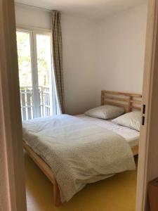 a bedroom with two beds and a window at House near the ocean and forest in Soulac-sur-Mer