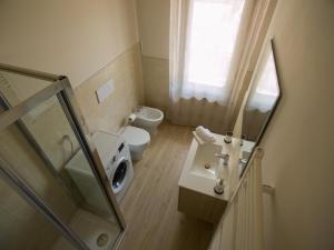 La petite salle de bains est pourvue d'un lavabo et de toilettes. dans l'établissement Villa Rosa, à Latronico