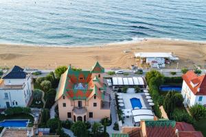z góry widok na dom i plażę w obiekcie AB BOUTIQUE HOTEL - Adults only w mieście Sant Vicenç de Montalt