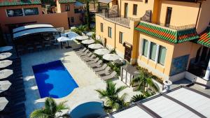 una vista aérea de un complejo con piscina y sombrillas en AB BOUTIQUE HOTEL - Adults only en San Vicenç de Montalt