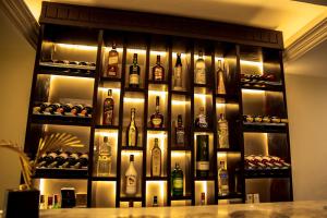 una pared de botellas de alcohol en un bar en Sowirad hotel, en Addis Ababa