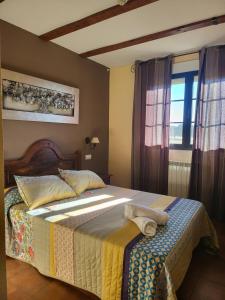 Кровать или кровати в номере Hotel rural la casona de Tamaya