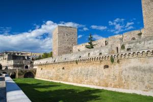 un grand mur en pierre avec un château en arrière-plan dans l'établissement Casa di zia Pupetta, à Bari