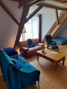 sala de estar con sofá y mesa de centro en Apigîte68, proche route des vins, Vosges, Colmar et non loin d'Europa-Park!, en Ostheim