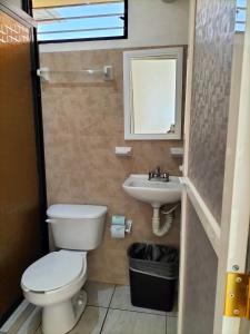 La salle de bains est pourvue de toilettes et d'un lavabo. dans l'établissement HOTEL ROBLE ZIHUATANEJO, à Zihuatanejo