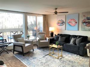 A seating area at Simba Run Vail Condominiums