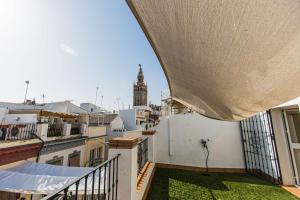 - une vue depuis le balcon d'un bâtiment dans l'établissement HERNANDO Colon 12, à Séville