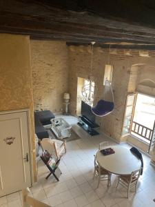 - un salon avec une table et un canapé dans l'établissement A DEUX PAS, à Bergerac