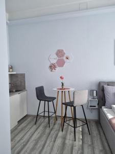 ein Wohnzimmer mit einem Tisch, Stühlen und einem Sofa in der Unterkunft Eden City Home in Győr