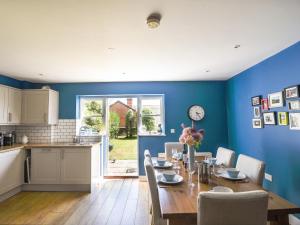 - une cuisine et une salle à manger avec une table et des chaises dans l'établissement 12 The Gardens, à Lyme Regis