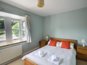 1 dormitorio con 1 cama con 2 toallas en 12 The Gardens en Lyme Regis
