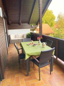 una mesa y sillas en un patio con mesa y sofá en Ferienwohnung Sima, en Velden am Wörthersee