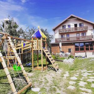 un parque infantil frente a una casa en Relax Mariánka en Betlanovce
