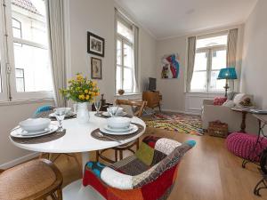 een woonkamer met een tafel en stoelen bij Unique Design Apartments in Lissabon