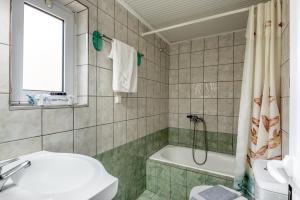 een badkamer met een bad, een wastafel en een toilet bij Aroni Cretan comfortable house - Hamam suites Aroni in Arónion