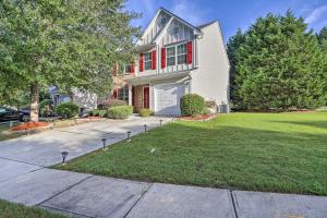 uma casa branca com janelas vermelhas e uma entrada em Boho Union City Home Less Than 20 Mi to Dtwn Atlanta! em Union City