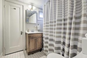 Un baño con cortina de ducha y lavabo. en Charming Farmhouse with Pool and Fishing Pond!, en Bolton 36 fotos más