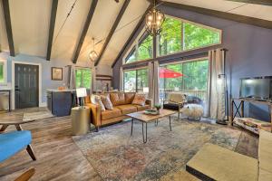 Χώρος καθιστικού στο Pet-Friendly Stanwood Sanctuary with Fire Pit!