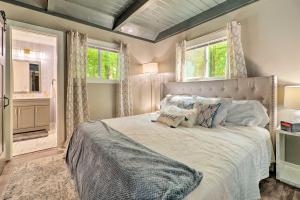1 dormitorio con 1 cama grande y 2 ventanas en Pet-Friendly Stanwood Sanctuary with Fire Pit!, en Stanwood