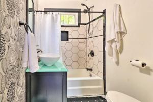 Ένα μπάνιο στο Pet-Friendly Stanwood Sanctuary with Fire Pit! +24 φωτογραφίες
