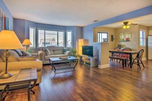 欧塞奇比奇Charming Condo with Pool Access in Osage Beach!的带沙发和桌子的客厅