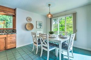 Gambar di galeri bagi Quaint Lake Norman Home with Boat Dock and Grill! di Sherrills Ford