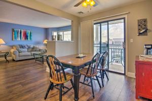 Charming Condo with Pool Access in Osage Beach!的休息区