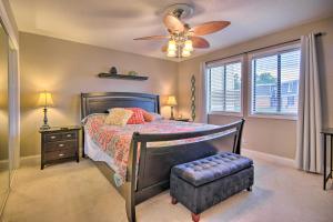 欧塞奇比奇Charming Condo with Pool Access in Osage Beach!的带床和吊扇的卧室