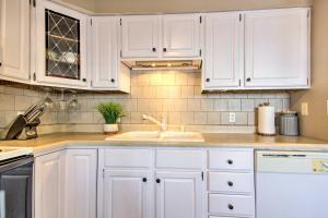 Charming Condo with Pool Access in Osage Beach!的厨房或小厨房