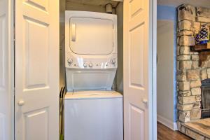 欧塞奇比奇Charming Condo with Pool Access in Osage Beach!的相册照片
