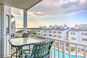 Charming Condo with Pool Access in Osage Beach!的阳台或露台