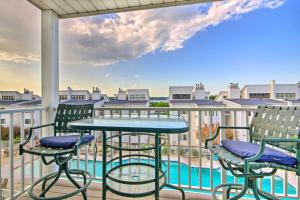 Charming Condo with Pool Access in Osage Beach!的阳台或露台