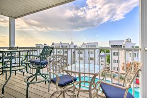 Charming Condo with Pool Access in Osage Beach!的阳台或露台