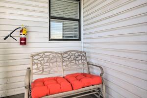 Charming Condo with Pool Access in Osage Beach!的休息区