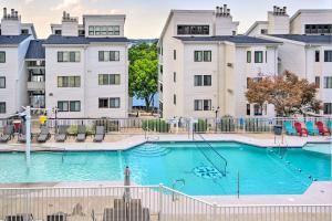 Charming Condo with Pool Access in Osage Beach!内部或周边的泳池