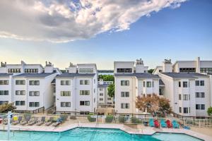 欧塞奇比奇Charming Condo with Pool Access in Osage Beach!的享有酒店、游泳池和建筑的景色