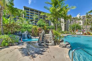 Bazén v ubytování Cute Beachfront Condo with Lanai and Resort Pools nebo v jeho okolí