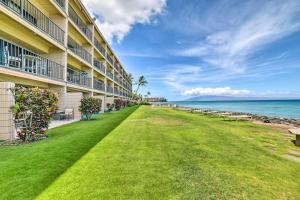 uitzicht op de oceaan vanaf het gazon van een hotel bij Beachfront Condo Sunset Views and Pool Access! in Kahana