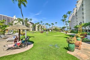Zahrada ubytování Cute Beachfront Condo with Lanai and Resort Pools
