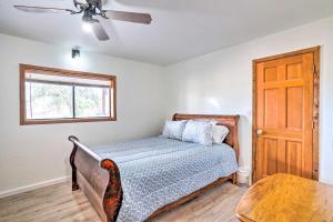 1 dormitorio con 1 cama y puerta de madera en Pet-Friendly Chino Valley Cabin with Game Room!, en Chino Valley