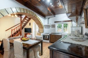 een keuken en eetkamer met een tafel en een aanrecht bij Aroni Cretan comfortable house - Hamam suites Aroni in Arónion